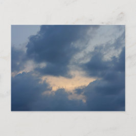 雷雲の空の背景。 ポストカード