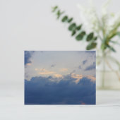 雷雲の空の背景。 ポストカード (スタンド正面)