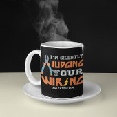 電おもしろい気技師が配線を静かに判断 コーヒーマグカップ