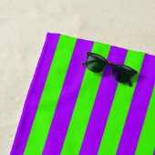 電動サイケデリック紫とハーレクイングリーン ビーチタオル (インサイチュ)