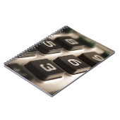 電卓のクローズアップ ノートブック (左側)