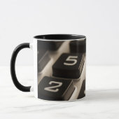 電卓のクローズアップ マグカップ (左)