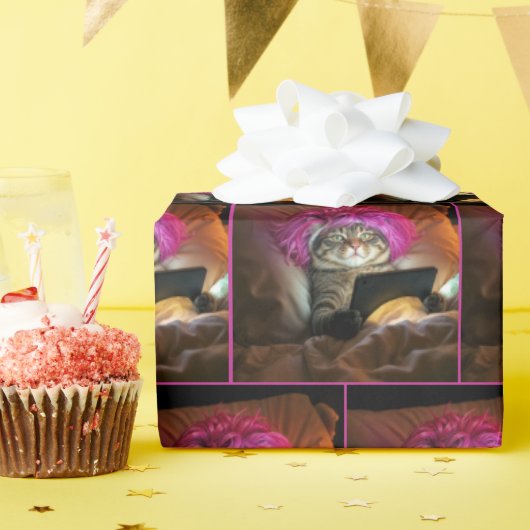 電子タブレットをベッドで見つめるゲンZ猫 ラッピングペーパー (誕生日パーティー)