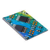 電子回路基板クローズアップ。背景、ボーア ノートブック (右側)