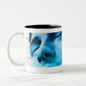 電極の帽子を身に着けている人のイラストレーション ツートーンマグカップ (左)