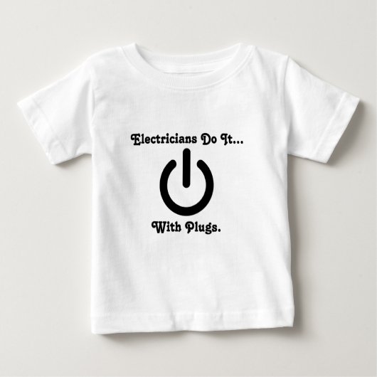 電気屋さんは... コンセントでする ベビーTシャツ (正面)