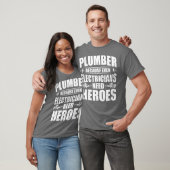 電気工おもしろい士でさえ必要とするので配管工のために Tシャツ (ユニセックス)