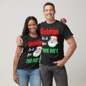 電気技師がクリスマスのプレゼントのためにやってる Tシャツ (ユニセックス)