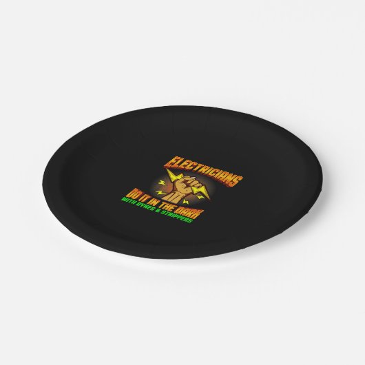 電気技師が暗い電気技師でそれをするおもしろい ペーパープレート (アングル)