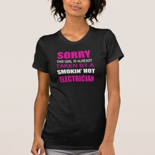電気技師によって取られる Tシャツ