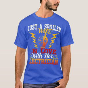 電気技師に恋をして甘やかされた妻 Tシャツ