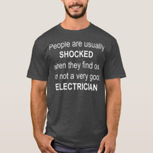 電気技師のいい冗談に、人々はショックを受けおもしろいる Tシャツ