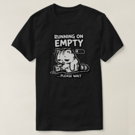 電池切れの眠い猫 コーヒー ユーモア デザイン Tシャツ