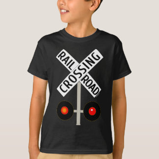 電灯の道路標識と鉄道の踏切 Tシャツ