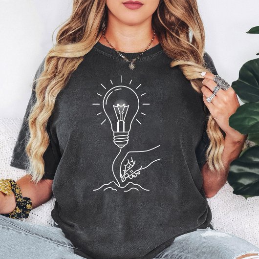電球の苗木のアイデアの成長 手 Tシャツ