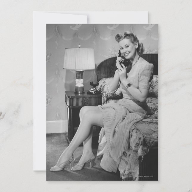 電話で話している女性 (正面)