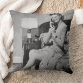 電話で話している女性 クッション (ブランケット)