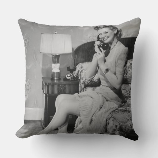 電話で話している女性 クッション (正面)