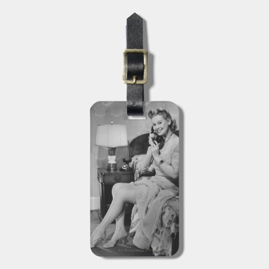 電話で話している女性 ラゲッジタグ (正面縦)