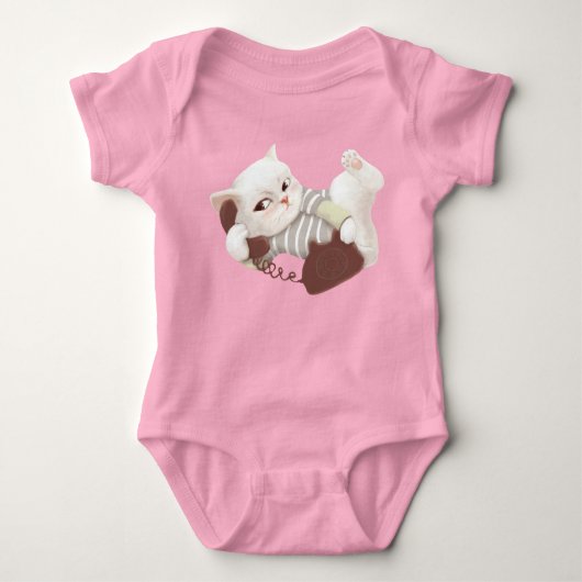 電話の上の猫 ベビーボディスーツ (正面)