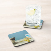 電話の隣にベッドに坐っているパグの子犬 コースター (右側)