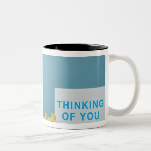 電話の隣にベッドに坐っているパグの子犬 ツートーンマグカップ (右)