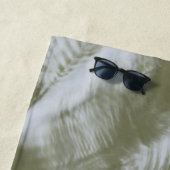 電話ダウン、手のひら上げ – 白い蓮 ビーチタオル (インサイチュ)