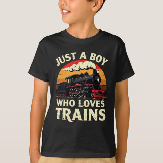 電車が好きな少年　レトロな列車愛好家 Tシャツ