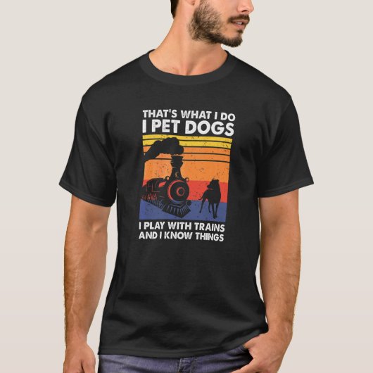 電車で飼っている犬は遊そうだモダン Tシャツ (正面)