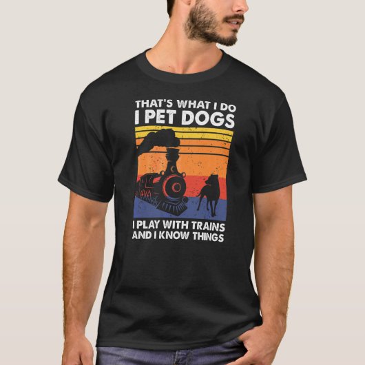 電車で飼っている犬は遊そうだモダン Tシャツ (正面)