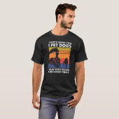 電車で飼っている犬は遊そうだモダン Tシャツ (正面フル)