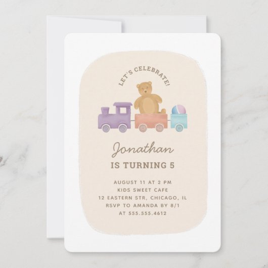 電車とクマの玩具。かわいいユーモアのある子供の誕生日 招待状 (正面)