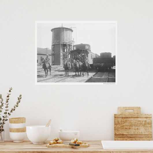 電車の前でポーズを取る馬のカウボーイ ポスター (キッチン)