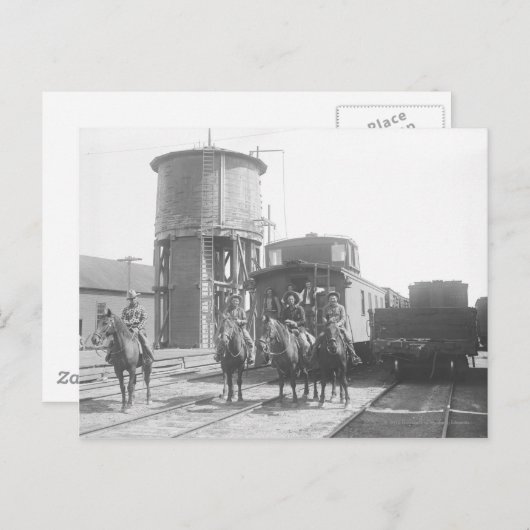 電車の前でポーズを取る馬のカウボーイ ポストカード (正面/裏面)