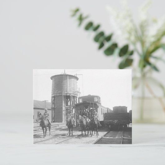 電車の前でポーズを取る馬のカウボーイ ポストカード (スタンド正面)