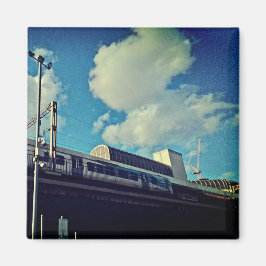 電車を見上げる マグネット