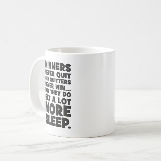 震えは決して勝つことはないが、彼らはより多くの睡眠を得おもしろいる – コーヒーマグカップ (正面左)