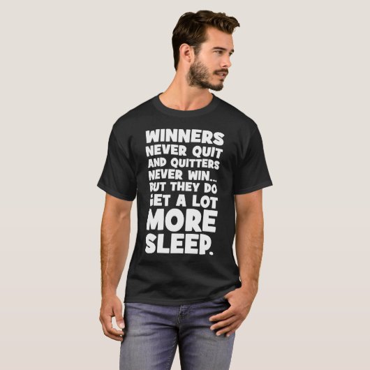 震えは決して勝つことはないが、彼らはより多くの睡眠を得おもしろいる –  Tシャツ (正面フル)