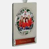 霜とホリーのリースカスタムの写真と年 シルバープレートバナーオーナメント (右)