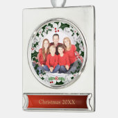 霜とホリーのリースカスタムの写真と年 シルバープレートバナーオーナメント (左)