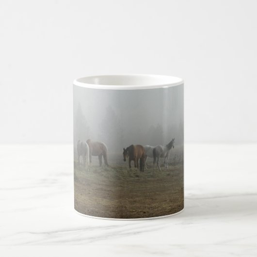 霜の降りたな朝の霧のマグ コーヒーマグカップ (中央)
