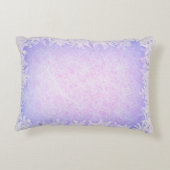 霜の降りたな紫色のクリスマスの輝き アクセントクッション (裏面)
