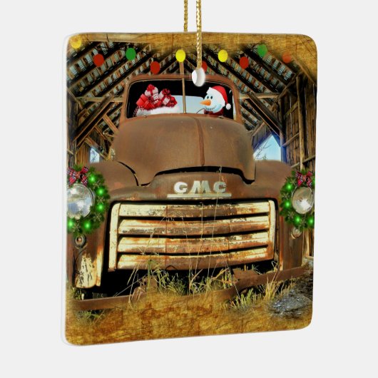 霜の降りたヴィンテージGMCトラックのクリスマス走 セラミックオーナメント (右)