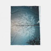 霜の降りた夕べの木 フリースブランケット (正面)