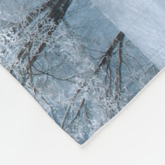 霜の降りた木々を通る雪の多い道 フリースブランケット (角)