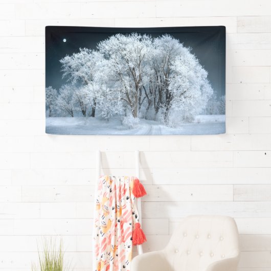 霜の降りた木々を通る雪の多い道 横断幕 (インサイチュ)