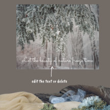 霜の降りた枝と雪をかぶった森