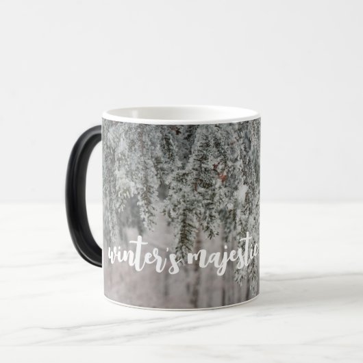 霜の降りた枝と雪をかぶった森 モーフィングマグカップ (正面左)