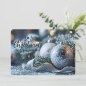 霜の降りた緑に飾られた優雅なオーナメント 法人向け シーズンカード (スタンド正面)