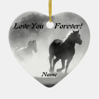 霧から疾走している馬 セラミックオーナメント